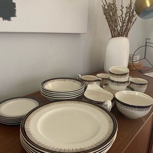 ALFRED MEAKIN - Bleu De Roi Vintage Ironware 28 Piece Dinnerware Set